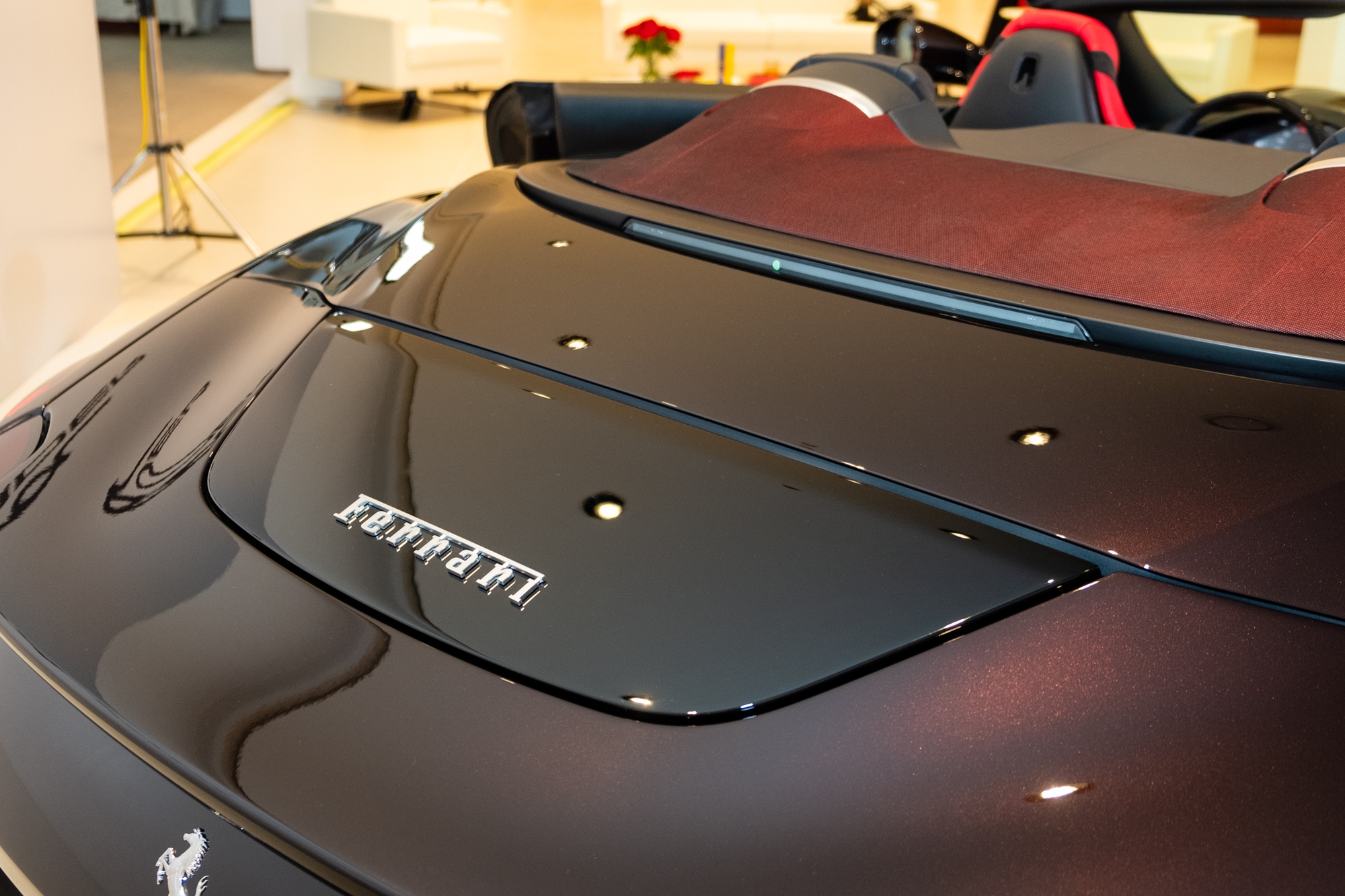 Cận cảnh Ferrari Roma Spider tại Việt Nam: Giá hơn 20 tỷ đồng, nhiều chi tiết cá nhân hóa, xe mui trần nhanh như coupe nhờ công nghệ siêu độc- Ảnh 11.